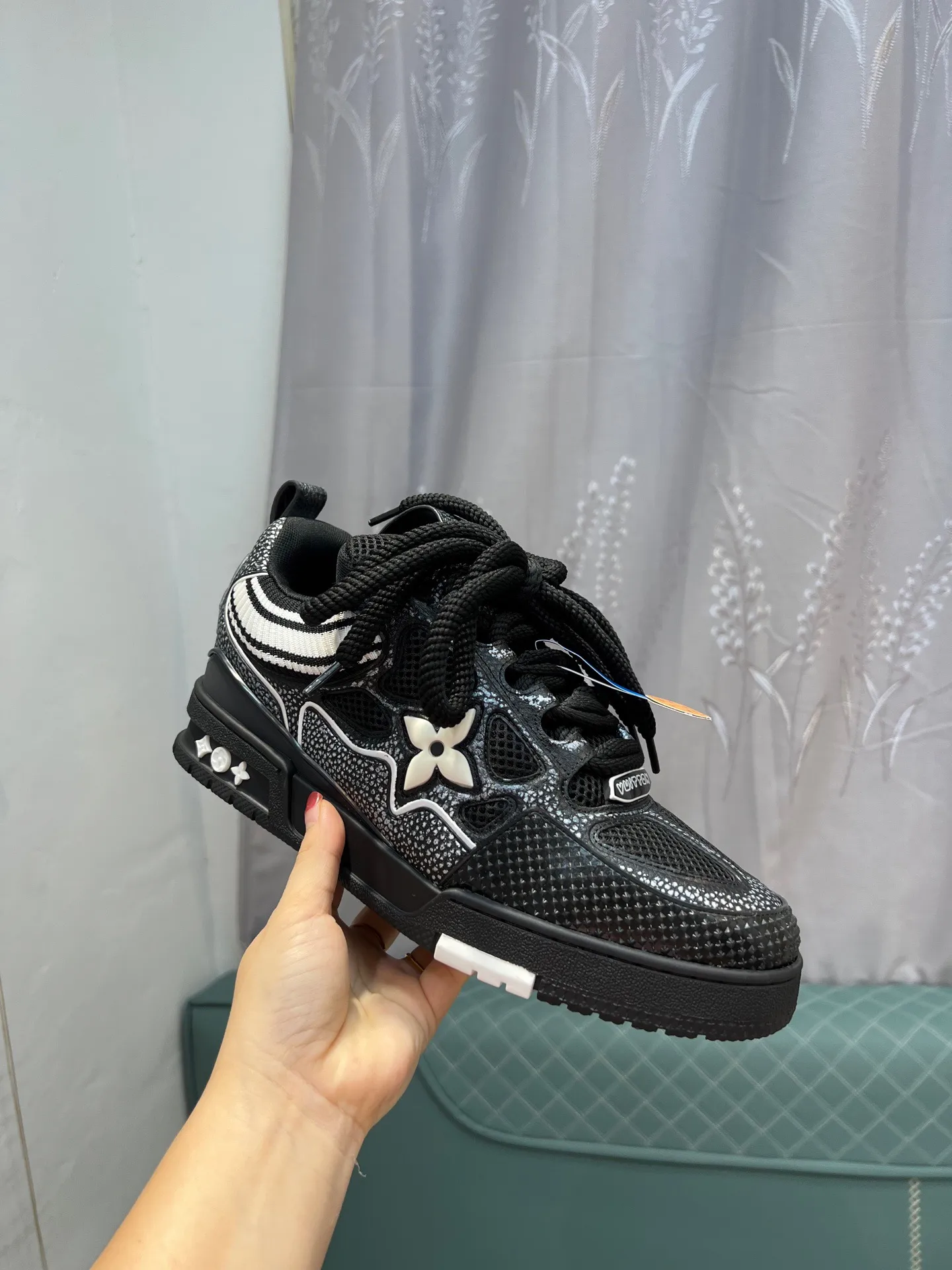 Men's men's shoes💰800 LV top version Jigglypuff new model Purchasing quality LV~Louis Vuitton LV TRAINER's best-looking sneakers, Donkey Brand strongly recommends new products, official website limited edition retro basketball sneakers! Both high-top and low-top models spent money to purchase 1:1 accurate reproductions of the originals. The details are invincible and full of sincerity. The imported custom-made original cowhide leather is the same as the original package. The details are 100% restored. The private model customizes the original one-piece TPU outsole. It is different from other brands. Without the original version, this effect cannot be achieved!                Men's and women's models 35-40 39-45 (46 is custom-made and cannot be returned or exchanged)